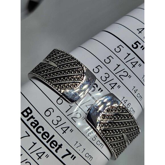 Wristwatch P.O.V Quartz T Locket Cuff Bracelet With Original Box New Battery - Picture 15 of 16